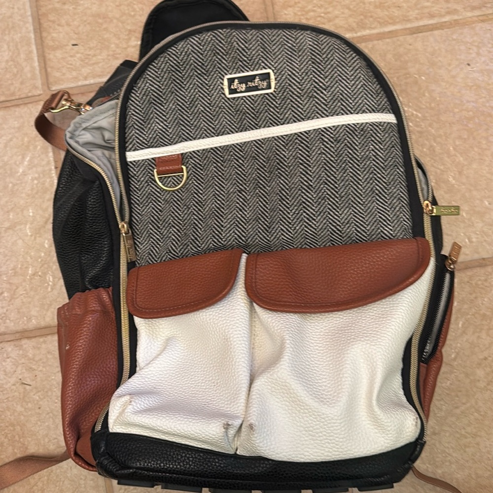 Itzy Ritzy baby pack back.